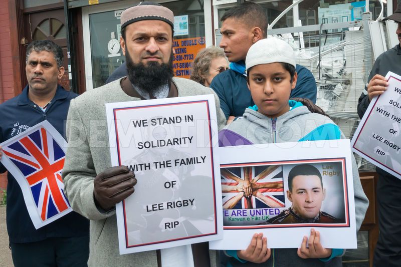 1369955489-british-muslims-in-east-london-show-solidarity-with-lee-rigbys-family_2102014