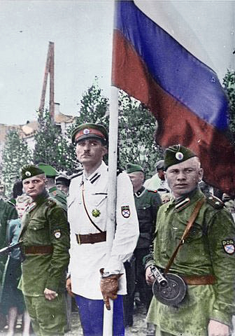 Легендарный парад РОА в оккупированном немцами Пскове, 1943 год.