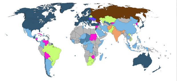 Карта стран согласно их реакции на присоединение Крыма в 2014 г. Оттенками синего обозначены страны, осудившие действия России. Рыжим — страны, поддерживающие Россию. Зеленым — страны, желающие мирного разрешения конфликта