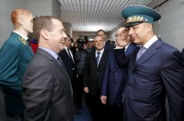Министр финансов РФ Антон Силуанов (справа) отдаёт честь премьер-министру России Дмитрию Медведеву в Городце