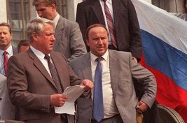 ARCHIV---Archivbild vom 19. August 1991 zeigt Boris Jelzin, links, neben Alexander Korschakow auf einem gepanzerten Fahrzeug in Moskau bei einer Rede an die Moskauer, nachdem kommunistische Hardliner gegen den sowjetischen Staats- und Parteichef Michail Gorbatschow putschten. Nach drei Tagen scheiterte der Putsch am Widerstand der von Jelzin gefuehrten Reformkraefte und Jelzin feierte seiner groessten Triumph. (AP Photo/str/fls)