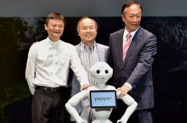 Джек Ма (крайний слева) и робот Pepper