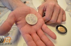 Похожие сувенирные монеты продавали цыгане